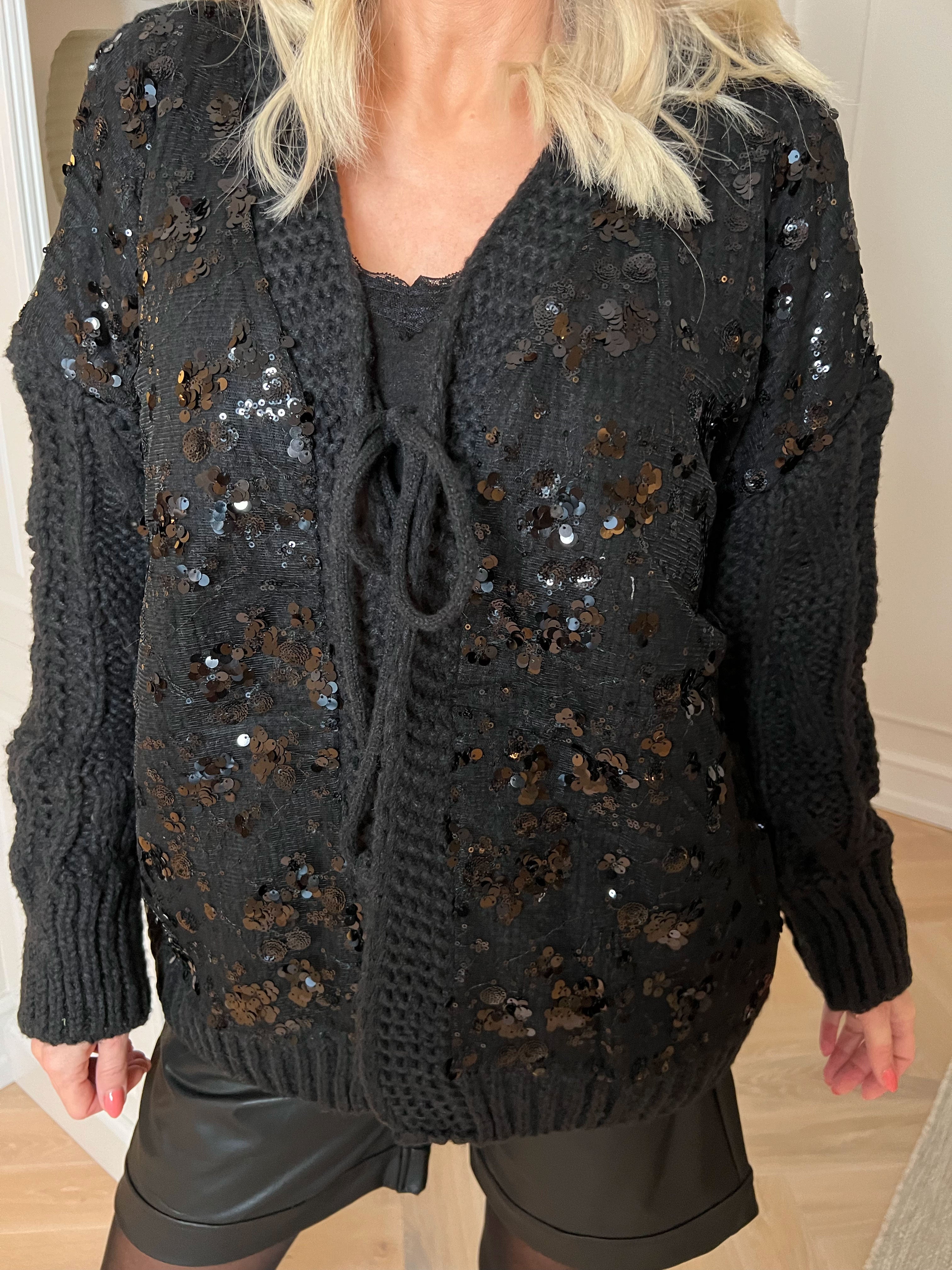 Trisse - Tyk strikcardigan med mesh og pailletter